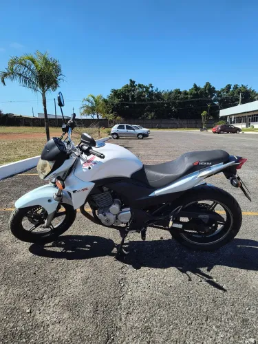 R$13.500 - CB300 2014, PLACA MERCOSUL,PNEUS COM MUITA VIDA PELA FRENTE
