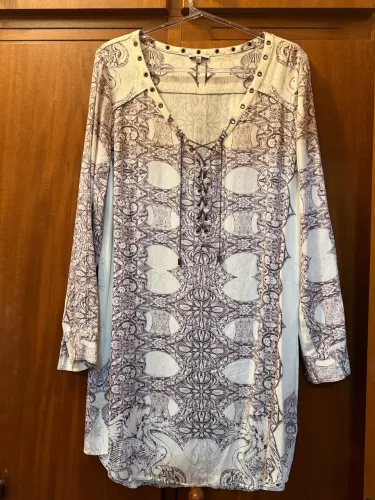 vestido manga longa le lis blanc original branco com estampa vinho/marsala