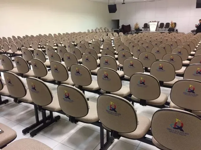 Poltronas bordadas para igrejas ou auditórios