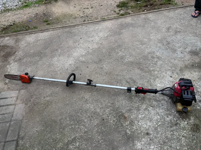 Podadeira de árvore movida a gasolina