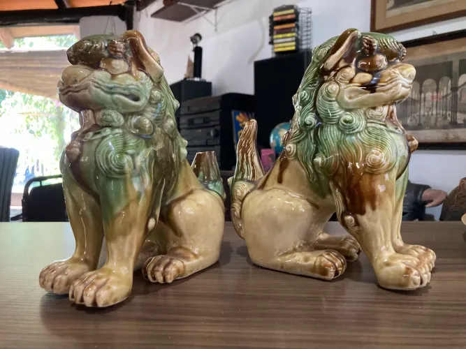 Par de estatueta de Cão de Fó (Foo Dog/Leão Guardião) em cerâmica chinesa