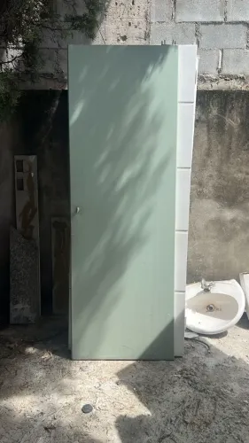 Folha de porta em madeira na cor verde oliva aproxi. 2,10x65