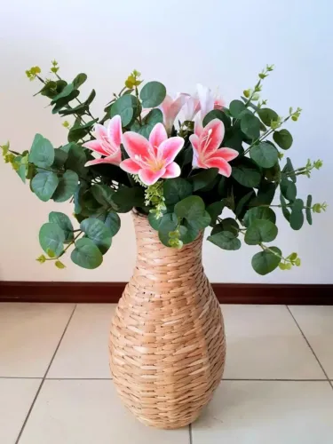 LINDO VASO DE PALHA TABOA 45 CM + FLORES ARTIFICIAIS