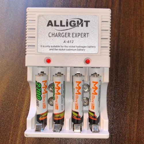 Kit Carregador + 4 Pilhas Recarregáveis AAA para Controles e Brinquedos