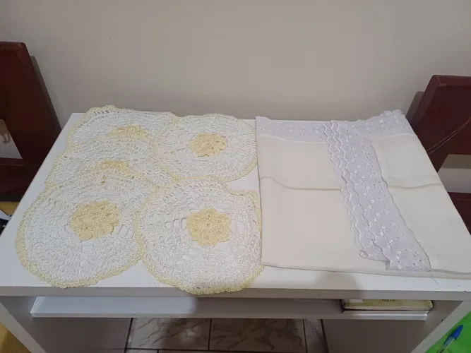 Pano de crochê e toalha de mesa