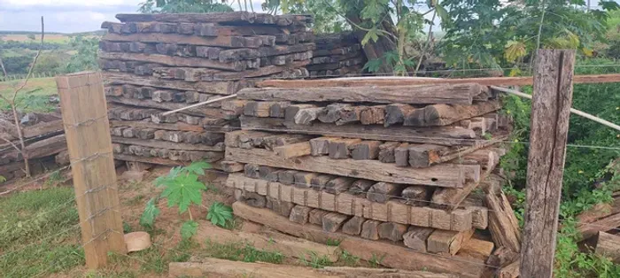 Lasca de.dormente (madeira de lei- tratamento antigo)