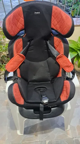 Cadeirinha de bebê Cosco Avant reclinável, em perfeito estado e bem nova.