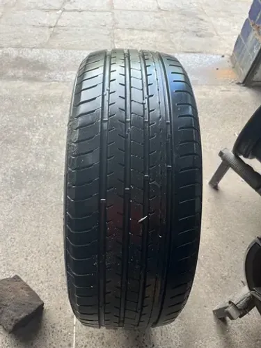 Pneu 225/45R19.