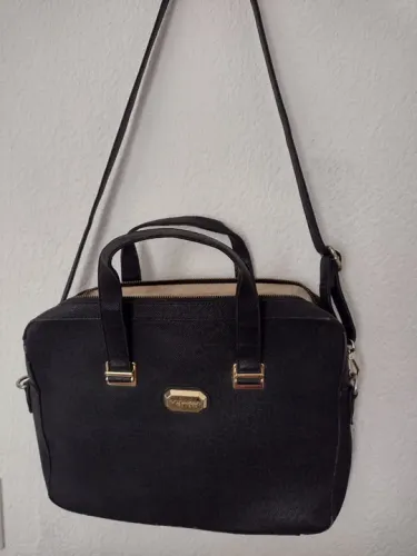 Bolsa Feminina Preta de Couro Sintético