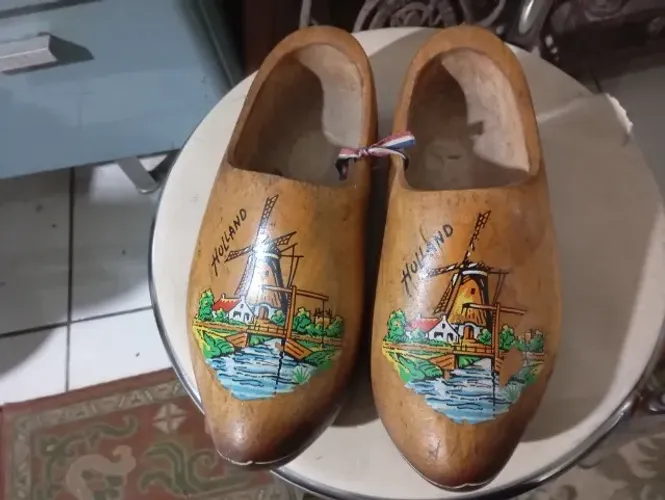 sapato holandes antigo em madeira grande para decoração
