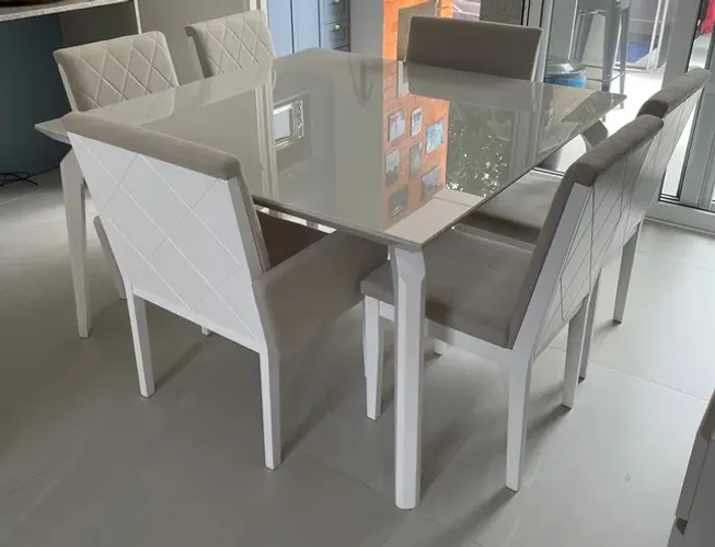 Mesa de Jantar e 4 Cadeiras 