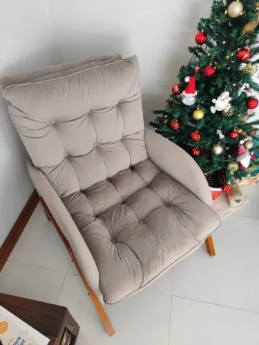 Poltrona Estofada Confortável com Estrutura em Madeira - Ótimo Estado
