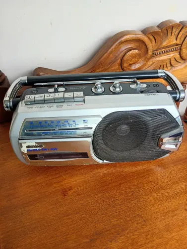 Aiwa Rádio cassete modelo RM-77SH. Ler o anúncio 