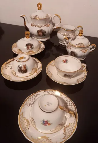 Jogo de chá vintage porcelana com detalhes dourados
