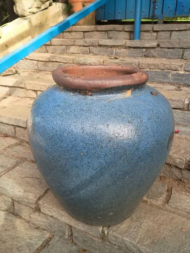 Vaso decorativo azul com borda marrom