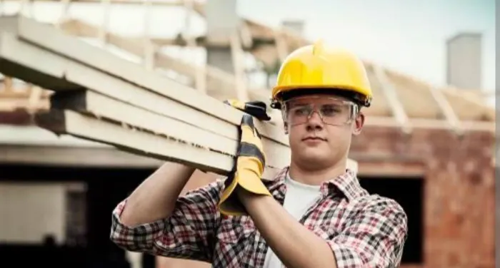 Auxiliar de obras, servente, ajudante.