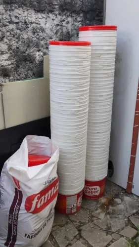 Balde redondo de 15kg, sujo de margarina. Valor: 4,00 reais cada.  