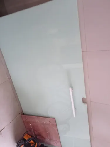 Porta de blindex c/ adesivo leitoso