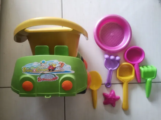 Caminhão de Brinquedo Praia e Campo com Acessórios