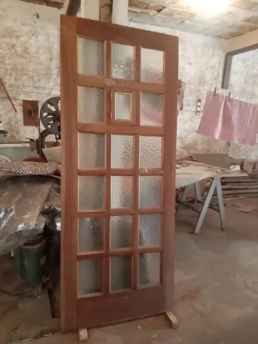 Porta madeira. Medida: 196 X 80cm