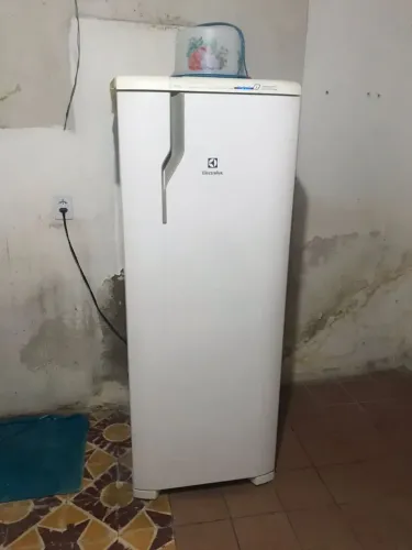 Geladeira eletrolux Seminova, em perfeito estado.