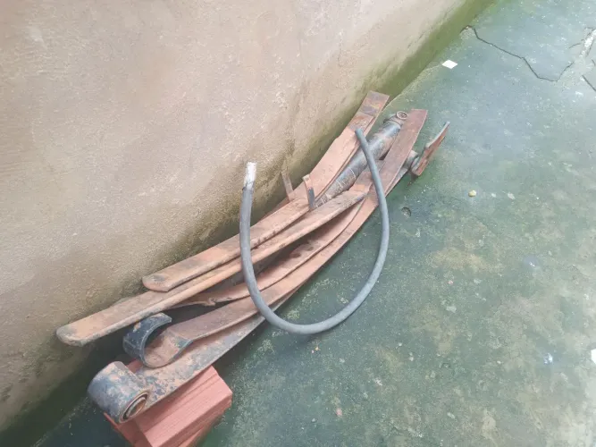 Vendo um jogo de molas traseira do caminhão 3/4