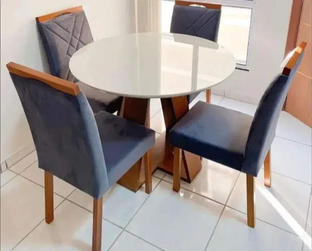 Mesa de Jantar Redonda com 4 Cadeiras Estofadas veludo