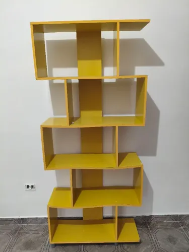 Estande de livros decorativa