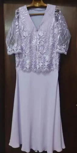 Lindo Vestido de Festa Lilás com Detalhes rendados