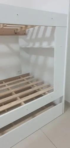 Beliche de madeira branca com cama auxiliar!