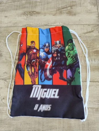Sacola/Mochila de Desenho - Super Heróis e caixinha em acrílico lembrancinha