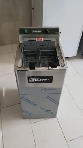 Fritadeira 15L Óleo Zona fria Elétrica 8000W Metalcubas