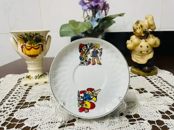 Antigo Pires Decorado com Desenhos Divertidos