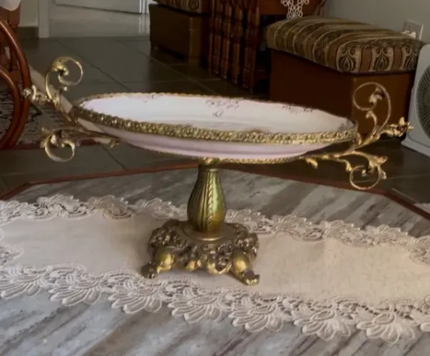 Magnífica fruteira pintada a mão em raro suporte de bronze. PEÇA IMPECÁVEL