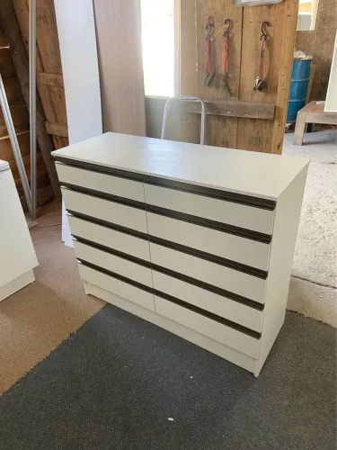 Comoda com puxador na cor bronze e em 100%MDF