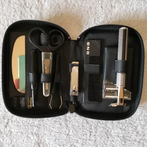 Kit viagem com 10peças, barbeador gillette, cortador de unha, tesoura, pinça, etc
