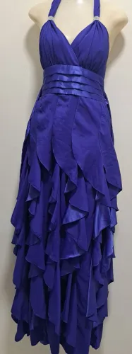 Vestido de festa azul com detalhes em camadas
