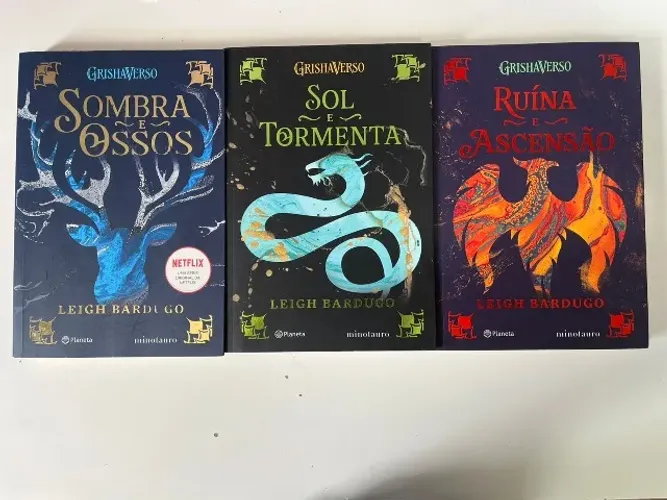 Livros trilogia "Sombra e Ossos" Leigh Bardugo