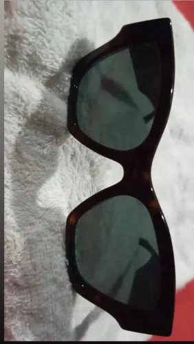 Óculos vesarce original feminino se marcas ou arranhões usado apenas uma vez.