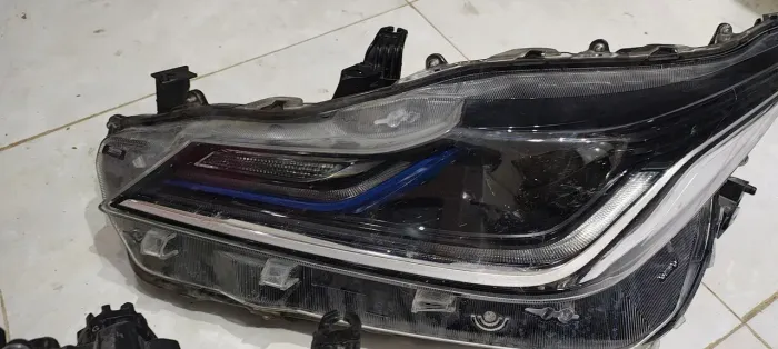 Farol Corolla Híbrido 20/25 LE