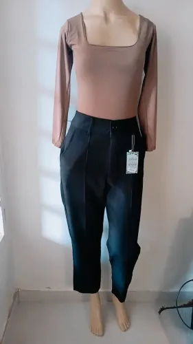 Calça social preta estilo alfaiataria preta veste M - feminina com bolsos