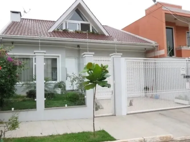 Casa ampla com piscina térmica e aquecimento solar