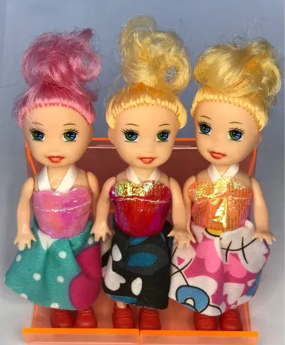 4 Mini bonecas com vestidos e calçados 