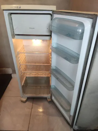 Vendo excelente geladeira Eletrolux 
