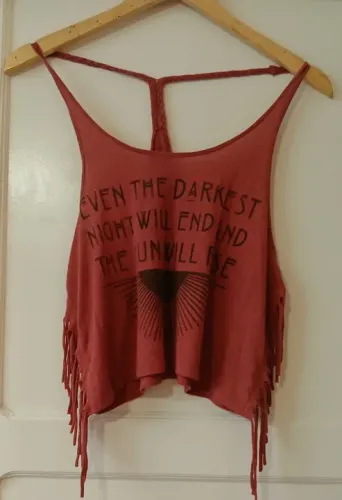 Camiseta cropped com franjas e frase