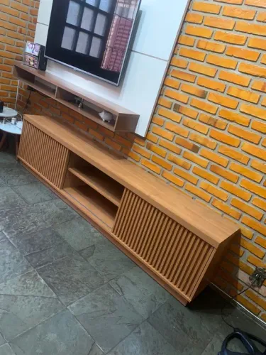 Rack para TV até 75 polegadas em Madeira