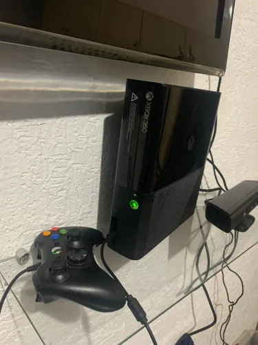 Xbox 360 4gb + kinect + 3 jogos travado