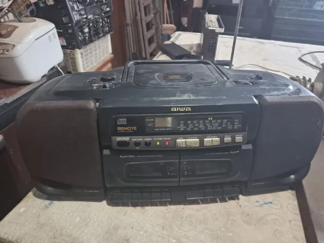 Radio aiwa.so fiz teste no rádio. Funcionando.serve para consertar ou retirada de peças 