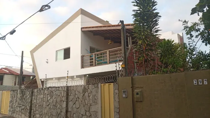 Pronto p/Pousada. Alugo a casa toda, inclusive temporada. São 6 suítes, 500 m da praia.