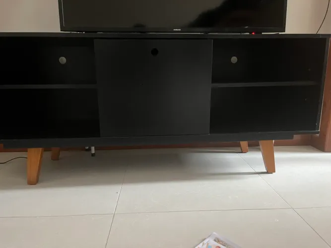 Rack: medidas comprimento de 1,36 m, largura de 40 cm e altura de 59 cm.
